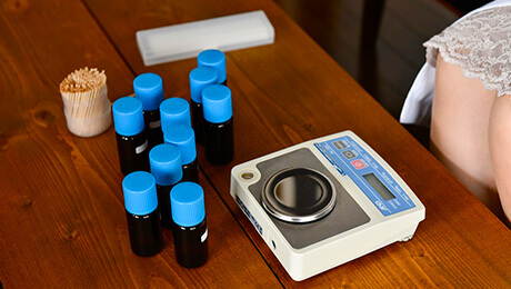 単品香料から“香りをつくる”作業