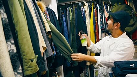 大量の服やスニーカー。なによりも、それらのコレクションが詰まった部屋