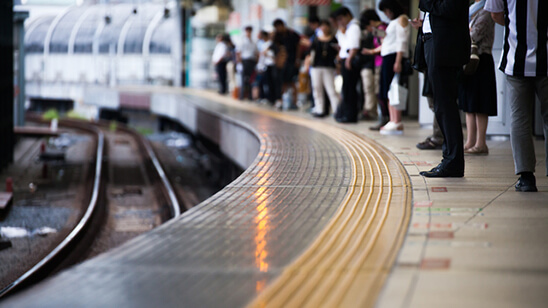 梅雨時期の電車のニオイが気になる