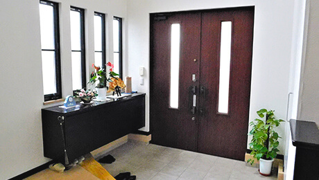 靴や下駄箱などが原因の玄関臭は、ニオイの“蓄積”をシャットアウト